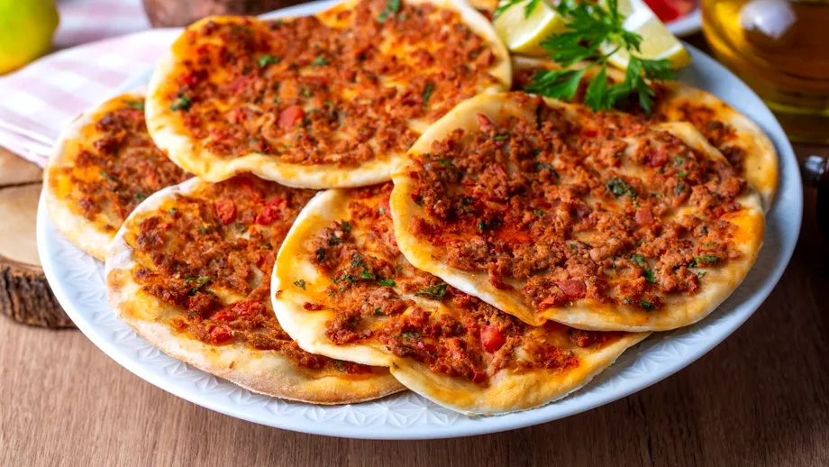 Rețetă de lahmacun, pizza turcească cu carne tocată
