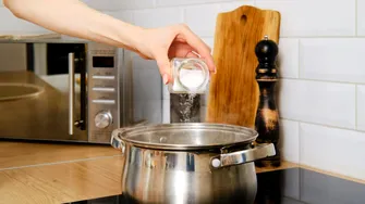 Ai pus prea multă sare în mâncare? Trucurile simple care te ajută să salvezi rapid preparatul