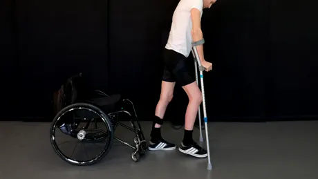 Un bărbat paralizat de la brâu în jos poate merge din nou cu ajutorul unor implanturi în creier și măduva spinării