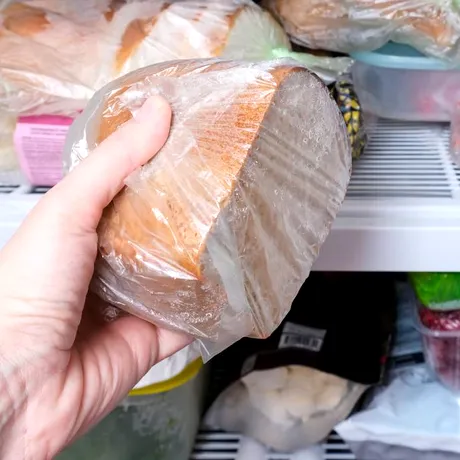 Leguma pe care să o ții în punga de pâine să rămână proaspătă și pufoasă timp de o săptămână. Așa nu vei mai arunca pâinea!