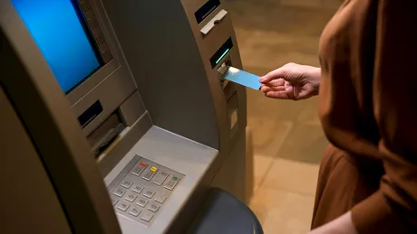 Ce bani nu pot fi confiscați prin poprire? Drepturile românilor cu conturile blocate de ANAF sau executori