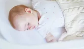 De ce nu e bine să dormi în acelaşi pat cu bebeluşul? Medicii explică