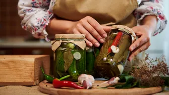 Ingredientul secret pentru cei mai crocanți castraveți murați. Ce trebuie să pui în borcan