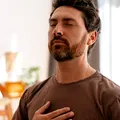 De ce astmul poate deveni mai greu de controlat la început de toamnă. Ce legătură au ambrozia, răcelile, aerul rece și revenirea la școală
