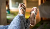 Te dor călcâiele? De vină pot fi șlapii. Ce riști dacă porți zilnic șlapi