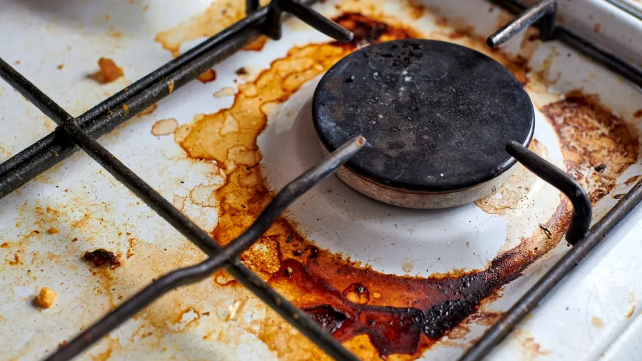 Cum să cureți aragazul fără efort. Trucul simplu care îndepărtează și cele mai încăpățânate pete