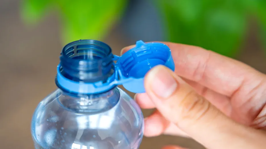 Care va fi prețul impus pentru sticla de apă de 500 ml din aeroporturi sau benzinării. Românii nu vor mai plăti sume uriașe