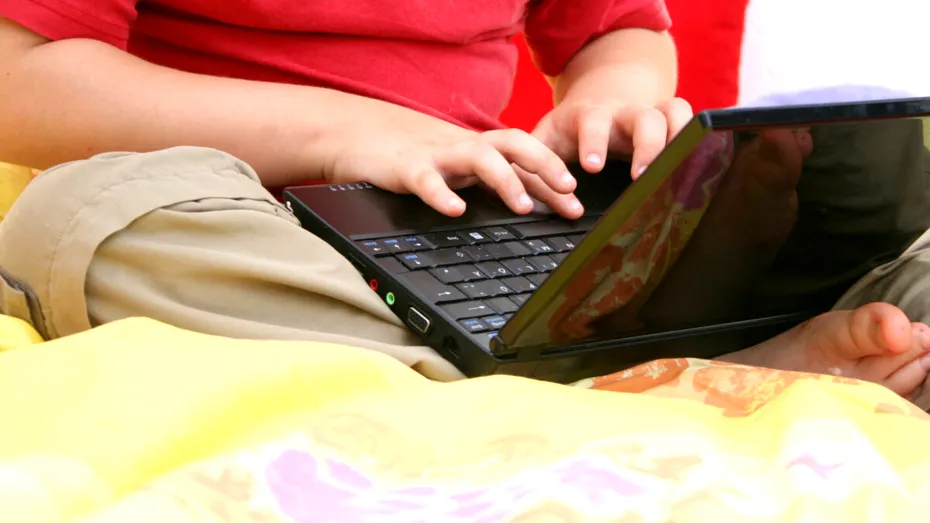 A stat cu laptopul pe abdomen până la 8 ore pe zi. Ce este „sindromul pielii prăjite” și cum poate apărea