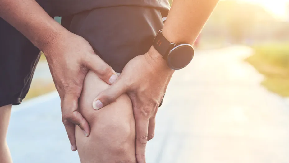 Exerciții pe care să le faci acasă pentru a scăpa de durerea de genunchi