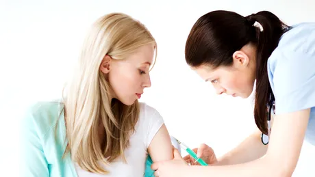Femeile au reacții adverse mai grave după vaccinul anti-COVID. De ce există această diferență