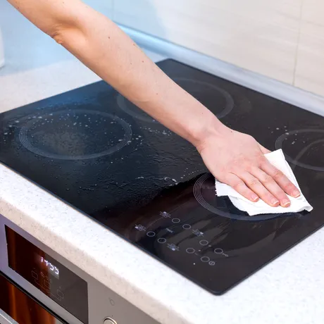 Metode rapide și ieftine ca să-ți cureți plita ceramică fără efort