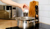 Ai pus prea multă sare în mâncare? Trucurile simple care te ajută să salvezi rapid preparatul