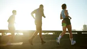 Alergare sau mers pe jos? Care exercițiu arde caloriile mai rapid