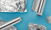 Greșeala pe care o faci când folosești folia de aluminiu. Poate schimba gustul mâncării fără să-ți dai seama