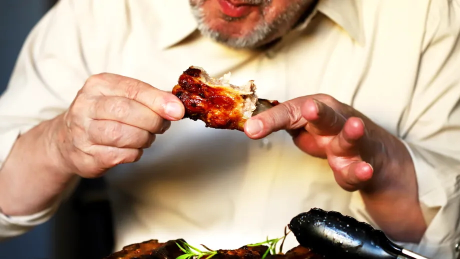 Românii îl consumă frecvent, dar medicii îl evită TOTAL. Ce riscuri aduce acest aliment care se regăseşte pe toate mesele