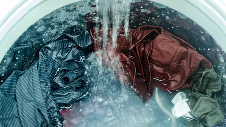 Ce faci când hainele intră la apă. Soluții simple care chiar funcționează oricând!