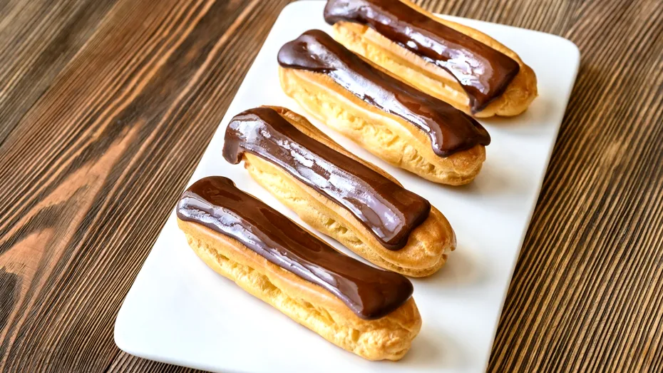 Rețetă de eclere, explicată în detaliu. Cum se fac cojile, crema de vanilie și glazura de ciocolată
