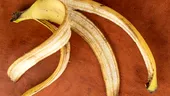 Nu mai arunca cojile de banană! Trucul simplu cu bicarbonat pe care îl poți încerca acasă