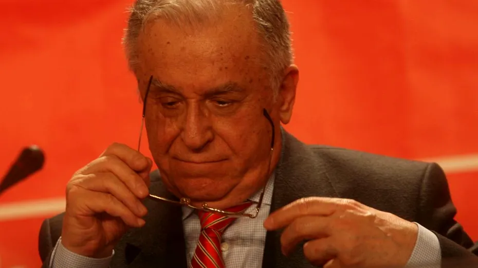 Ion Iliescu, 95 de ani, internat de urgență la Terapie Intensivă. Ce probleme de sănătate acuză fostul președinte