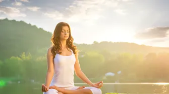 3 moduri în care yoga te-ar putea ajuta să pierzi în greutate