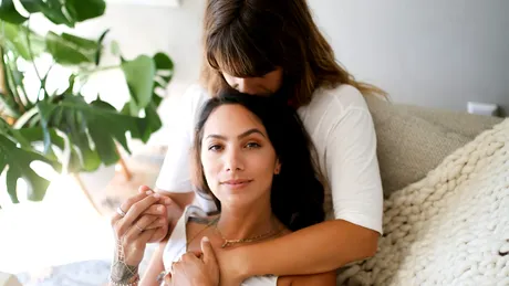 Cum poți susține emoțional o prietenă care suferă: 5 moduri eficiente