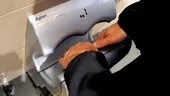 Pericol în toaletele publice. De ce NU ar trebui să mai folosești uscătoarele de mâini