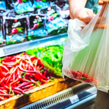 Schimbări majore în supermarketuri! Pungile de plastic pentru fructe și legume vor fi interzise în toată Uniunea Europeană