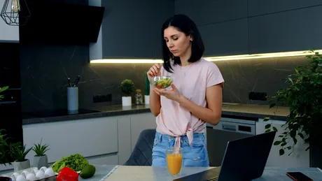 Contează cum mănânci, nu doar ce mănânci: rolul posturii la masă