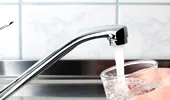 Apa de la robinet versus apa îmbuteliată – care e mai sănătoasă?