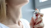 Obișnuiești să te dai cu parfum pe gât? Nu o mai face. Zona poate fi mai sensibilă decât crezi