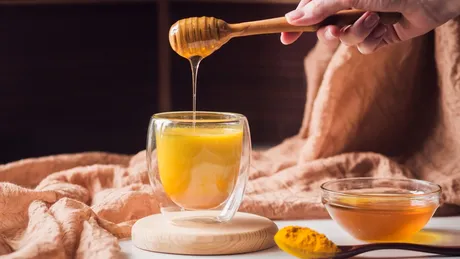 Ce se întâmplă când iei turmeric cu miere. Cum acționează acest amestec, de fapt, dacă suferi de inflamații