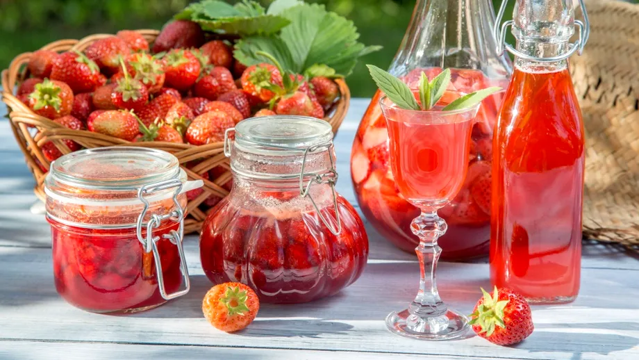 Siropul natural din căpșuni și miere, tot mai popular vara. Rețeta simplă pe care mulți o folosesc în locul băuturilor din comerț