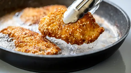 Cum obții șnițele crocante, fără exces de ulei! Trucul pe care trebuie să îl aplici de fiecare dată