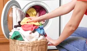 Cum să scoți hainele din mașina de spălat fără să fie șifonate. Nu mai e nevoie nici să le calci