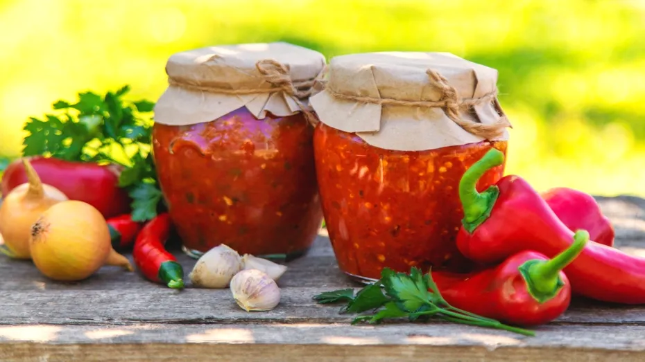 De ce trebuie să întorci borcanele de zacuscă cu gura în jos? Metoda aceasta îți salvează conservele în timpul iernii
