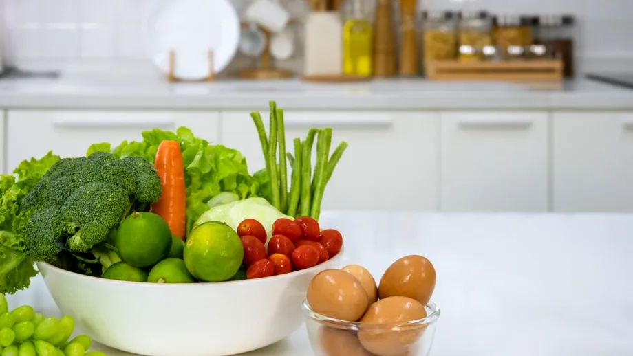 Nu intra în panică! Alimentele care nu se strică dacă le-ai uitat pe masă