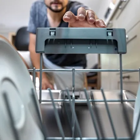 Tableta de detergent a rămas intactă în mașina de spălat vase? Cum poți preveni această problemă