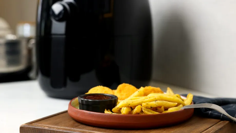 Friteuza cu aer sau gătitul pe aragaz? Care metodă păstrează mai bine vitaminele din alimente
