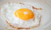 Ouăle prăjite vor fi mai crocante și mai gustoase, dacă adaugi un singur ingredient. Doar bucătarii îl folosesc