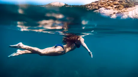 Baia în mare – beneficii pe toate planurile! Cum te pune pe picioare un concediu la mare