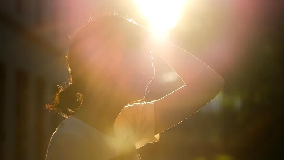 Ce haine sunt cele mai bune pe caniculă? De ce albul nu este mereu cea mai răcoroasă alegere