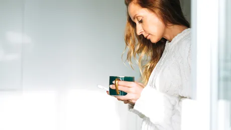 De ce nu e bine să faci asta imediat cum te trezești? Cum îți poate afecta un gest atât de mărunt sănătatea?