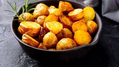Cum prepari cartofi perfect rumeniți la cuptor. Vor avea o crustă crocantă și un gust delicios