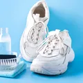 Amestecul care îți va face adidașii să arate ca noi în doar 2 minute. Nu e nevoie să-i bagi la mașina de spălat