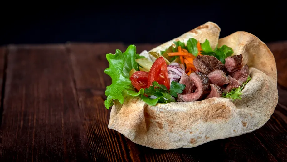 Kebab la tavă în doar 30 de minute. Rețeta virală care face furori pe TikTok! E mai bună ca la fast-food