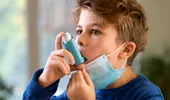 Copiii cu astm, la risc să dezvolte forme de COVID care necesită spitalizare. Medicii recomandă vaccinarea prioritară a acestora