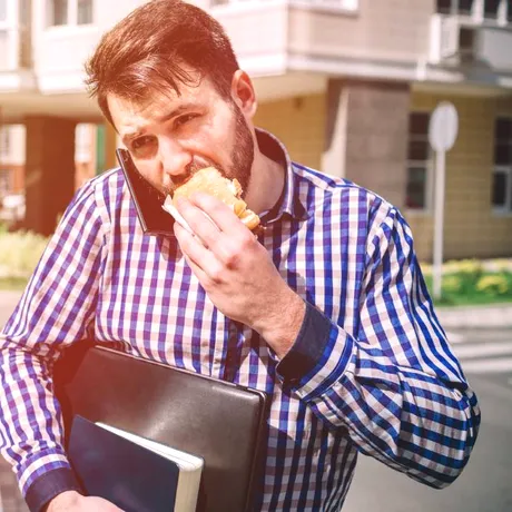 Programul de muncă prelungit și riscul de obezitate: cum ne afectează sănătatea orele petrecute în plus la birou