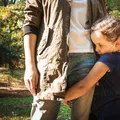 Copilul se ascunde în spatele tău când vin musafiri? Nu înseamnă neapărat că este timid. Ce transmite acest comportament