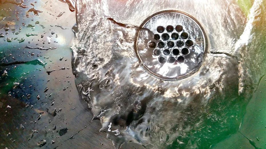 Desfundă scurgerea și alungă mirosurile neplăcute cu o combinație ingenioasă de substanțe pe care le ai în bucătărie