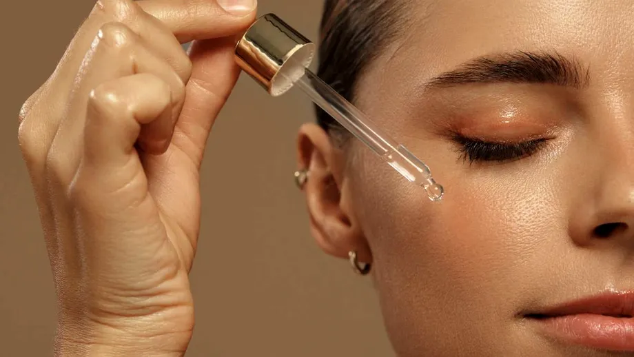 Obsesia pentru „glass skin” îți poate distruge bariera cutanată. Greșelile de skincare care îți sensibilizează pielea fără să-ți dai seama